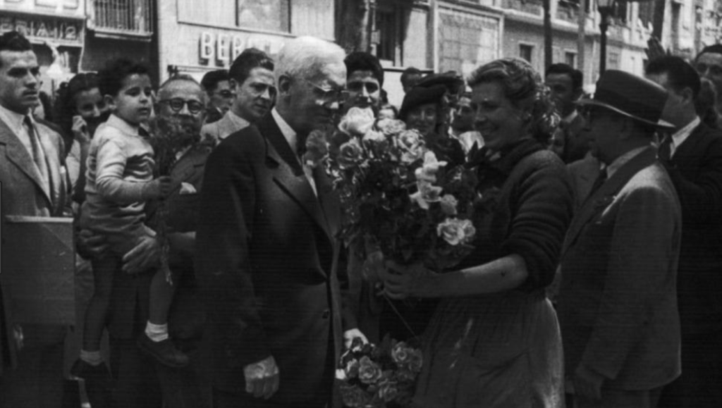 L'àvia de Carolina lliurant un ram de flors a Alexander Fleming en la seva visita a Barcelona el 26 de maig de a 1948.